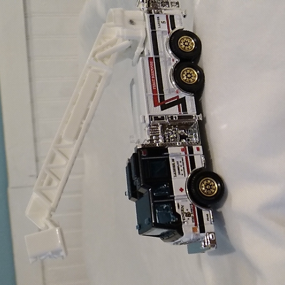 SALE! 2009 Mattel Matchbox Jensen Fire Dept. Ladder 5 - Picture 4 of 17